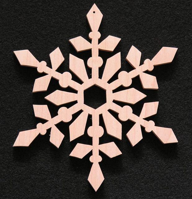 Maple ornament; Pattern from [url=http://www.scrollerltd.com/]Scroller Ltd.[/url]